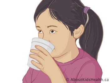 Enfant buvant d’une tasse